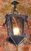 Металлический кованый настенный светильник