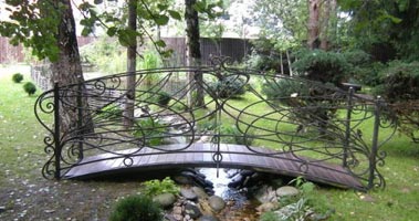 Декоративные кованые садовые мостики
