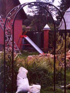 Садовая металлическая кованая арка - пергола